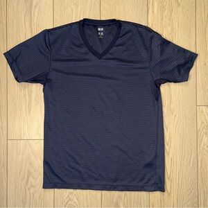 🔥SALE! ✅ Uniqlo Men’s V Neck Size Medium Blue Tee